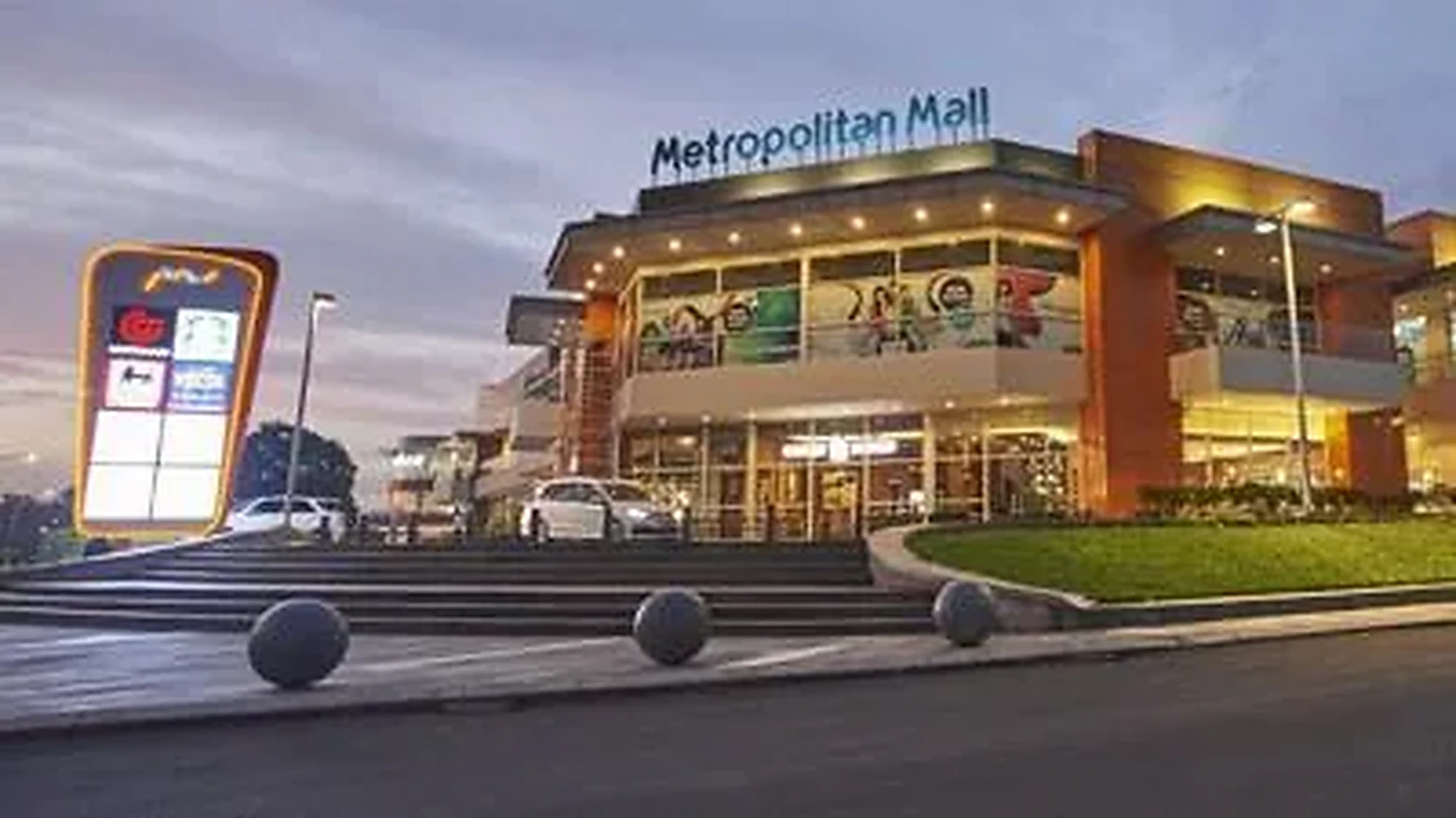 Metropolitan Mall exterior signage