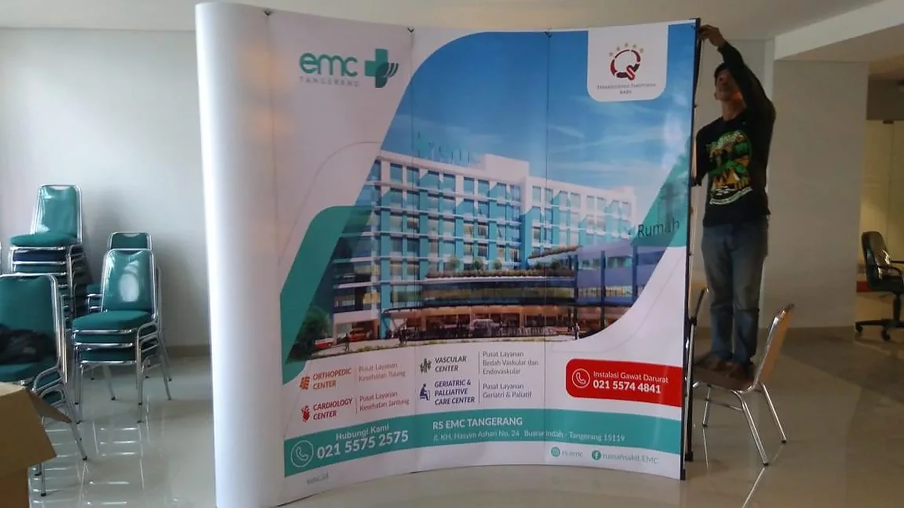 RS EMC standing backdrop installation